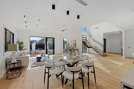 Photo of property in 6a Gulf Crest, Bucklands Beach, Auckland, 2012