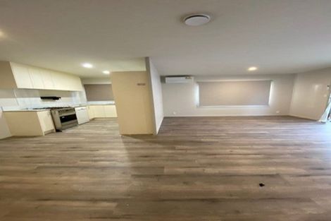 Photo of property in 2/10 Kirklow Place, Goodwood Heights, Auckland, 2105