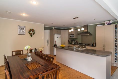 Photo of property in 82 Newlands Road, Newlands, Wellington, 6037
