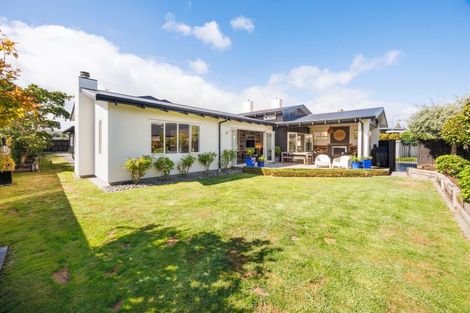 Photo of property in 5 Fairway Grove, Hokowhitu, Palmerston North, 4410