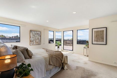 Photo of property in 22 Calypso Place, Rothesay Bay, Auckland, 0630