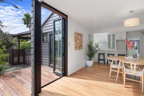 Photo of property in 33 Woodlands Crescent, Browns Bay, Auckland, 0630