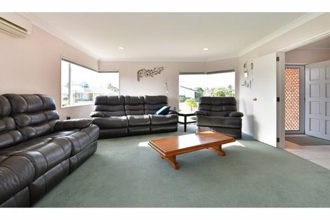 Photo of property in 1 Lakeside Drive, Orewa, 0931