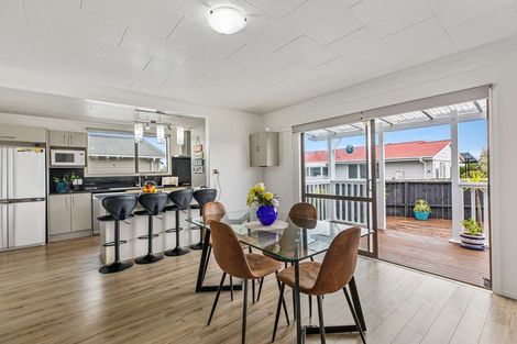 Photo of property in 11c Bamboo Grove, Kelston, Auckland, 0602