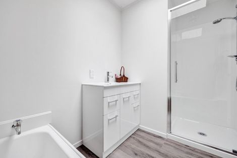 Photo of property in 76 Heta Road, Highlands Park, New Plymouth, 4312