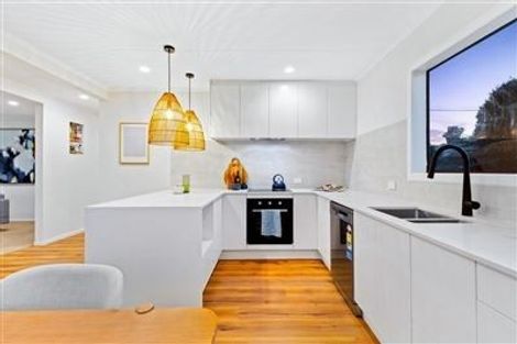 Photo of property in 11 Ranui Station Road, Ranui, Auckland, 0612