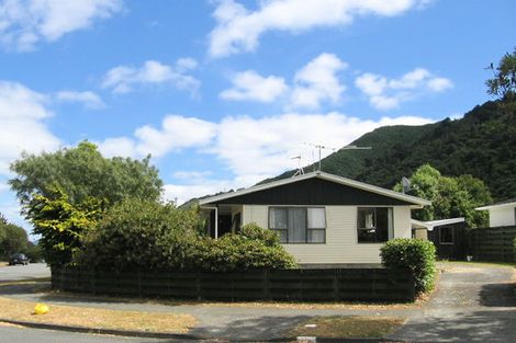 Photo of property in 31 Larchmont Grove, Totara Park, Upper Hutt, 5018