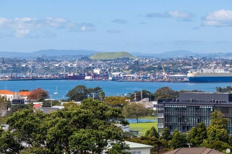 Photo of property in 25 Pupuke Road, Birkenhead, Auckland, 0627