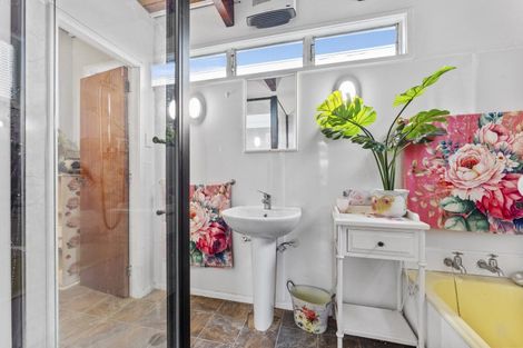 Photo of property in 84 Pahiatua Street, Hokowhitu, Palmerston North, 4410