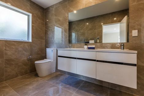 Photo of property in 18 Syd Grant Crescent, Orewa, 0931