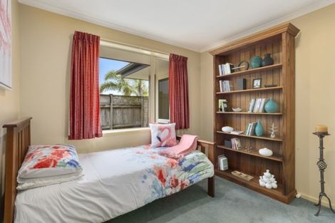 Photo of property in 35 Admirals Court Drive, Greenhithe, Auckland, 0632