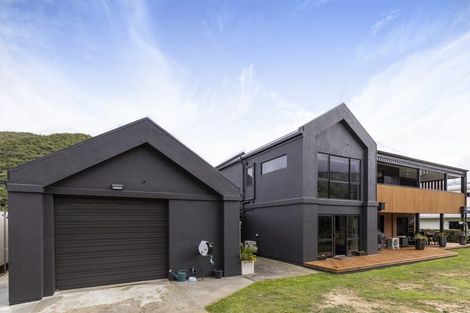 Photo of property in 15 Beach Road, Waikawa, Picton, 7220