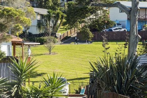 Photo of property in 12 Halloran Place, Massey, Auckland, 0614