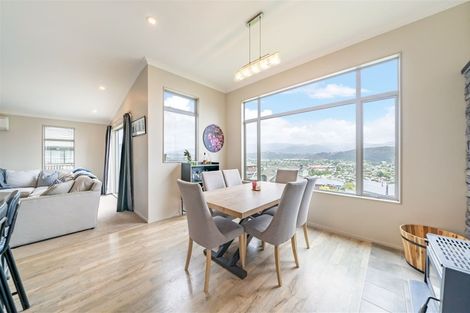 Photo of property in 15 James Nairn Grove, Riverstone Terraces, Upper Hutt, 5018
