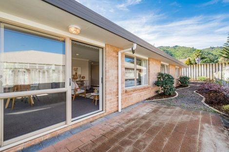 Photo of property in 17 Balmerino Grove, Waikanae, 5036