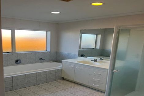 Photo of property in 14 Corta Bella Place, Golflands, Auckland, 2013