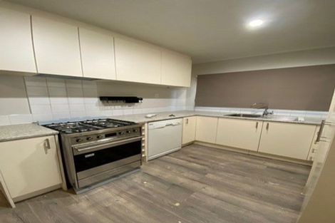 Photo of property in 2/10 Kirklow Place, Goodwood Heights, Auckland, 2105