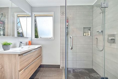 Photo of property in 64 West Harbour Drive, West Harbour, Auckland, 0618