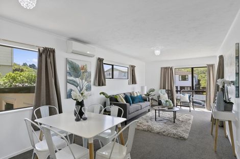 Photo of property in 11 Fernhaven Grove, Newlands, Wellington, 6037