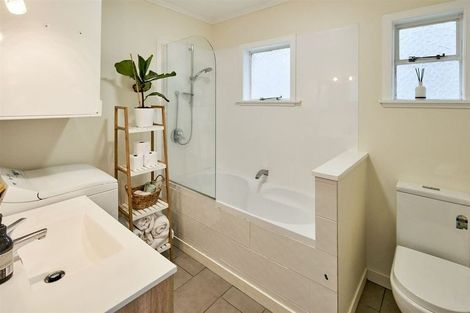 Photo of property in 8c Nikau Road, Point Howard, Lower Hutt, 5013