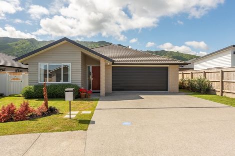 Photo of property in 15 Tapuhikura Street, Waikanae, 5036