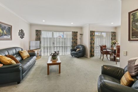 Photo of property in 13 Montilla Place, Manurewa, Auckland, 2102