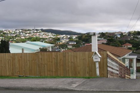 Photo of property in 11 Warrington Grove, Newlands, Wellington, 6037