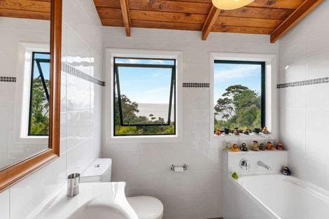 Photo of property in 34 Kauri Point Road, Laingholm, Auckland, 0604