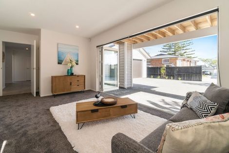 Photo of property in 31a Dawnhaven Drive, Te Atatu Peninsula, Auckland, 0610