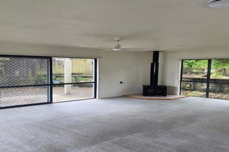 Photo of property in 3a Louise Place, West Harbour, Auckland, 0618