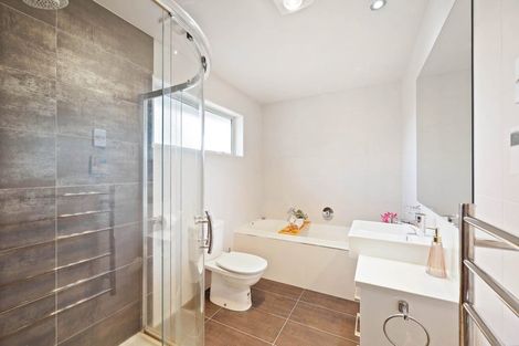 Photo of property in 111 Lake Panorama Drive, Henderson Valley, Auckland, 0612