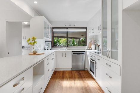 Photo of property in 33 Woodlands Crescent, Browns Bay, Auckland, 0630