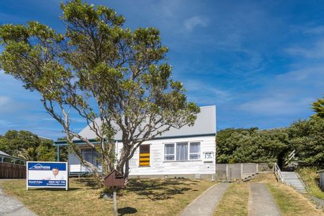 Photo of property in 17a Pimlico Place, Newlands, Wellington, 6037