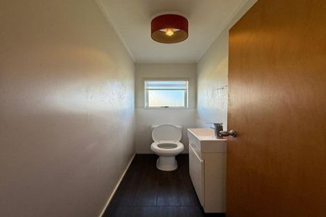 Photo of property in 10 Rook Place, Unsworth Heights, Auckland, 0632