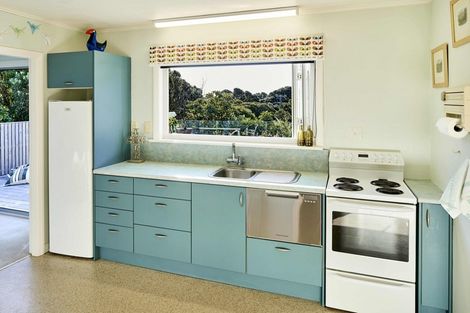 Photo of property in 5 Te Pari Pari Road, Pukerua Bay, 5026