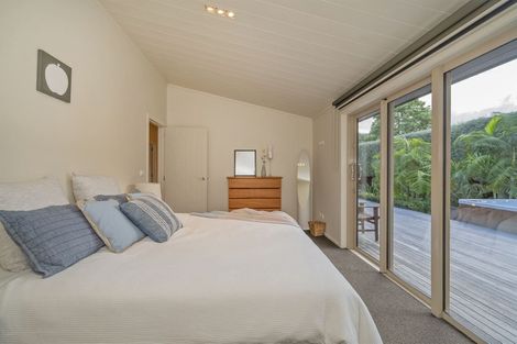 Photo of property in 16 Robinson Road, Whitianga, 3510