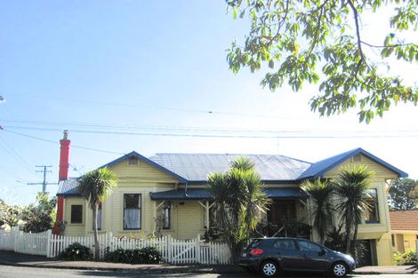 Photo of property in 32 Cameron Street, New Plymouth, 4310