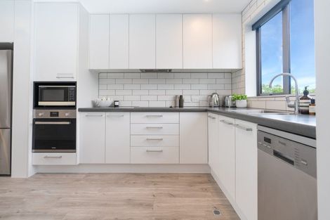 Photo of property in 13/2 Stone Street, Miramar, Wellington, 6022