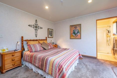 Photo of property in 16 Runanga Grove, Waikanae, 5036