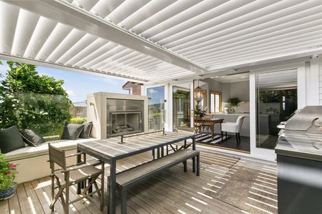 Photo of property in 8 Robieson Lane, Roseneath, Wellington, 6011