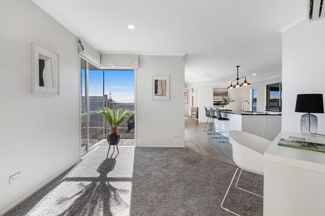 Photo of property in 1/4 Roberts Road, Matakatia, Whangaparaoa, 0930