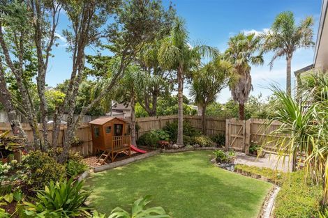 Photo of property in 1/70 Totaravale Drive, Totara Vale, Auckland, 0629