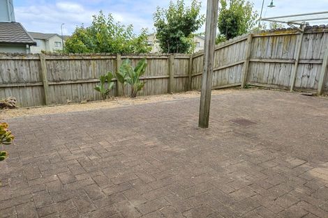 Photo of property in 25 Spalding Rise, Golflands, Auckland, 2013