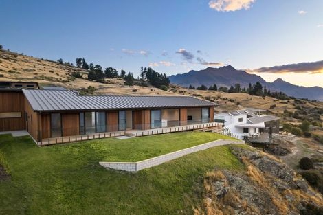 Photo of property in 6 Red Deer Rise, Kelvin Heights, Queenstown, 9300