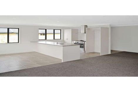 Photo of property in 14 Gibraltar Way, Fitzherbert, Palmerston North, 4410