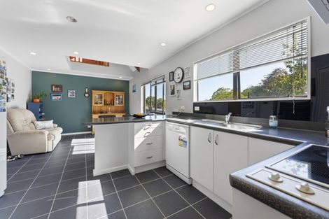 Photo of property in 28 Heathcote Place, Fitzherbert, Palmerston North, 4410