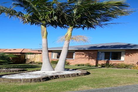 Photo of property in 14 Harobed Place, Weymouth, Auckland, 2103