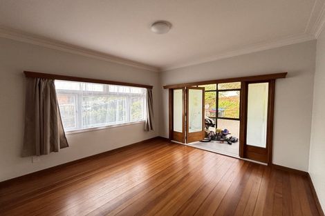 Photo of property in 39 Staveley Avenue, Mount Roskill, Auckland, 1041