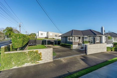 Photo of property in 2/52 Aberdeen Road, Campbells Bay, Auckland, 0620