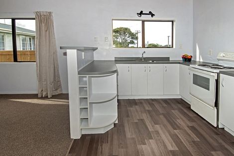 Photo of property in 2a Rixon Place, Te Atatu Peninsula, Auckland, 0610